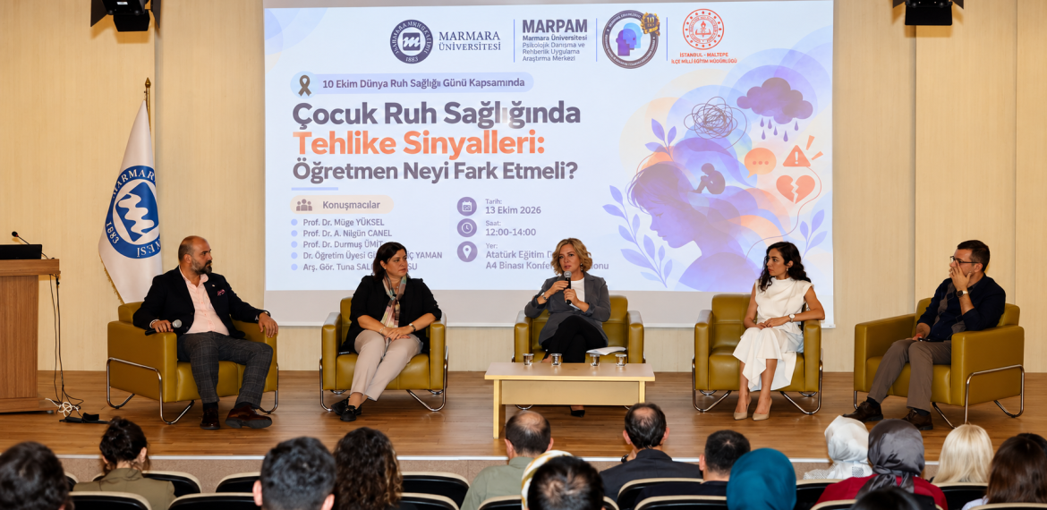 5 uzman sahnede tekli koltuklarda oturuyor. panel gerçekleşiyor.
